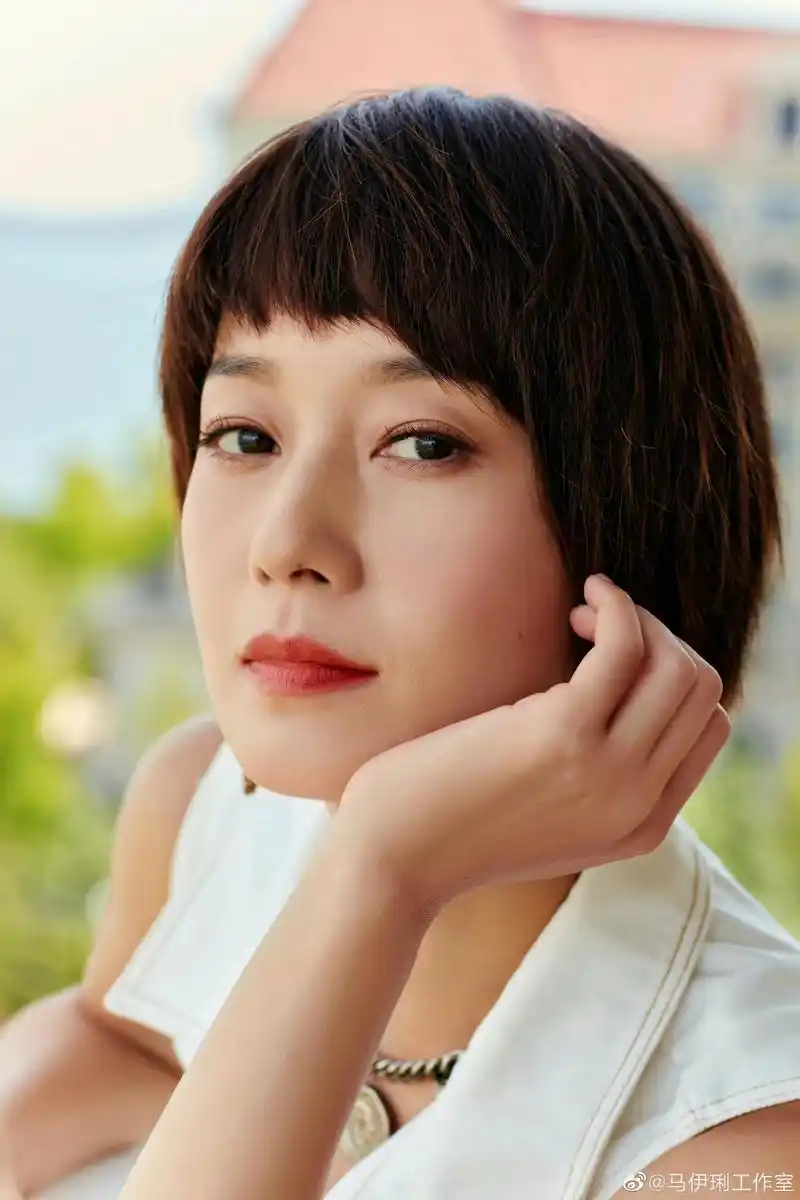 马伊琍节目新造型,穿白色无袖长裙,留短发清爽干练!