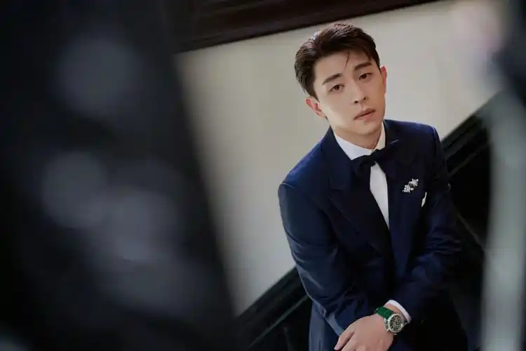 邓伦活动路透,笔挺西装诠释儒雅绅士气韵,生图状态也超能打_手机搜狐