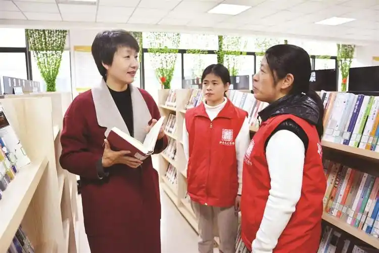 合肥市包河区滨湖世纪社区党委书记 束红英