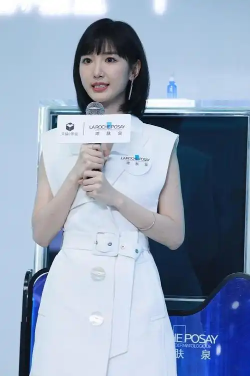 不愧是女明星毛晓彤身穿白色连衣裙身高腿长有气质