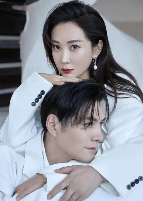 杜若溪严屹宽合体拍大片,同穿白色西装秀恩爱,杜若溪比老公还帅|抹胸