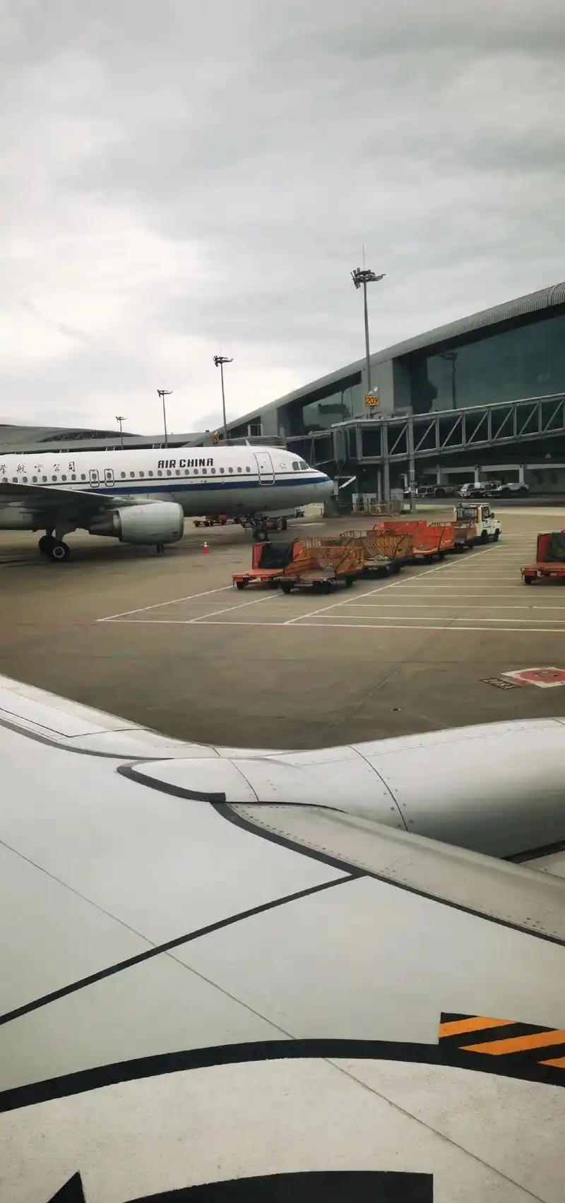 现在坐飞机也能享受优先了. - 抖音