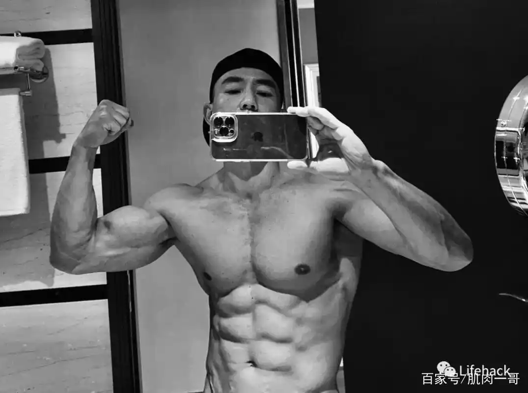 50岁刘畊宏半裸秀腹肌,网友:爱死这肉体了