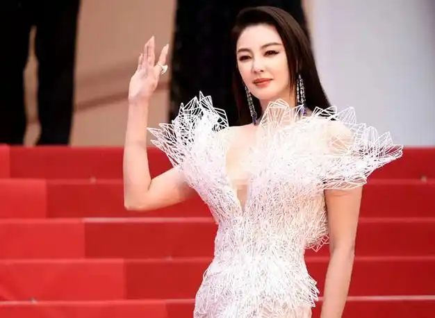 张雨绮时隔十年终于再出戛纳红毯神造型穿深v高定身材太火辣
