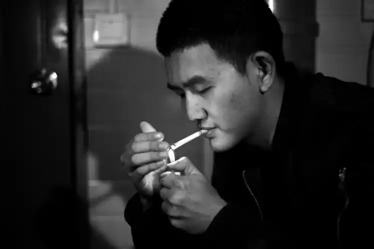 只有在点烟时低头