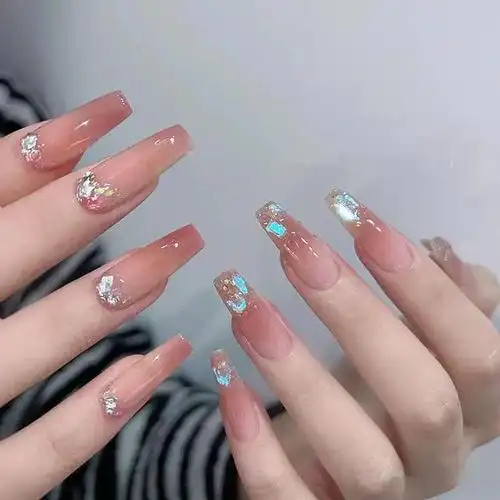 夏天到了,是不是想换一款清爽又时尚的美甲呢?