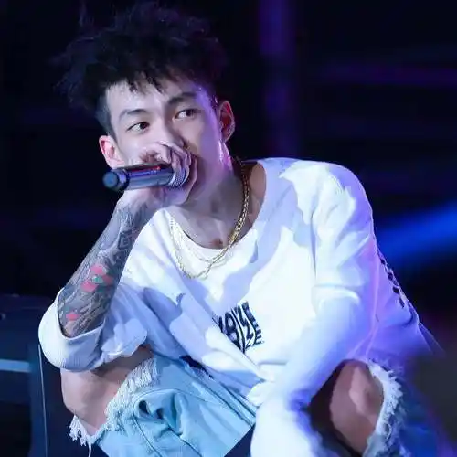 【紫牛快讯】红花会说唱歌手贝贝直播剁手指,直播平台称已将其禁播