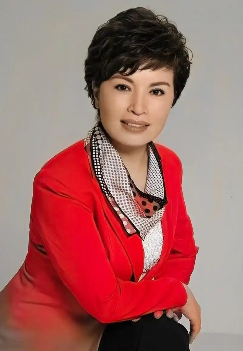 毕业于北京广播学院的李瑞英当时在学院里教书,不久