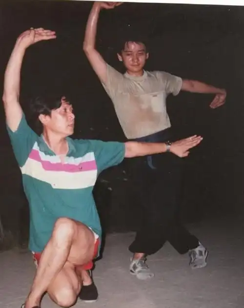 从红极一时的童星到著名演员,他向父亲学习,做让女人快乐的男人