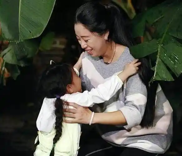 近日,网上曝出阿拉蕾妈妈现身《爸爸去哪儿》,图中可以看出阿拉蕾逗得