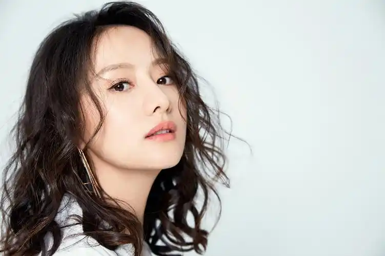 王靖云化身甜美系女王轻装上阵上演笑容杀