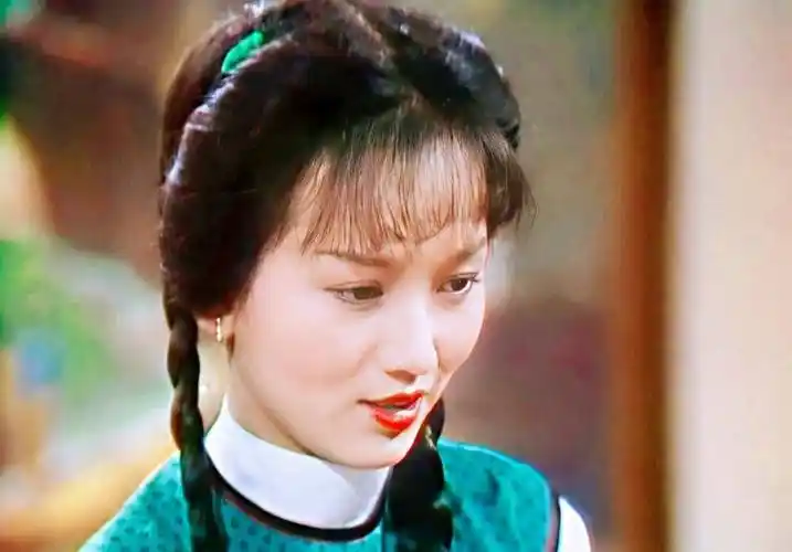 66岁赵雅芝庆生,老公的时尚惹非议:你装淡定的样子,让人心疼_黄汉伟