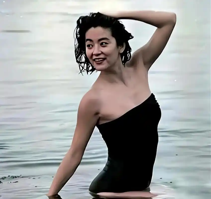 林青霞年轻时的一组照片.青霞泳装照,唯有秦汉拍.#动态创作月# #娱乐