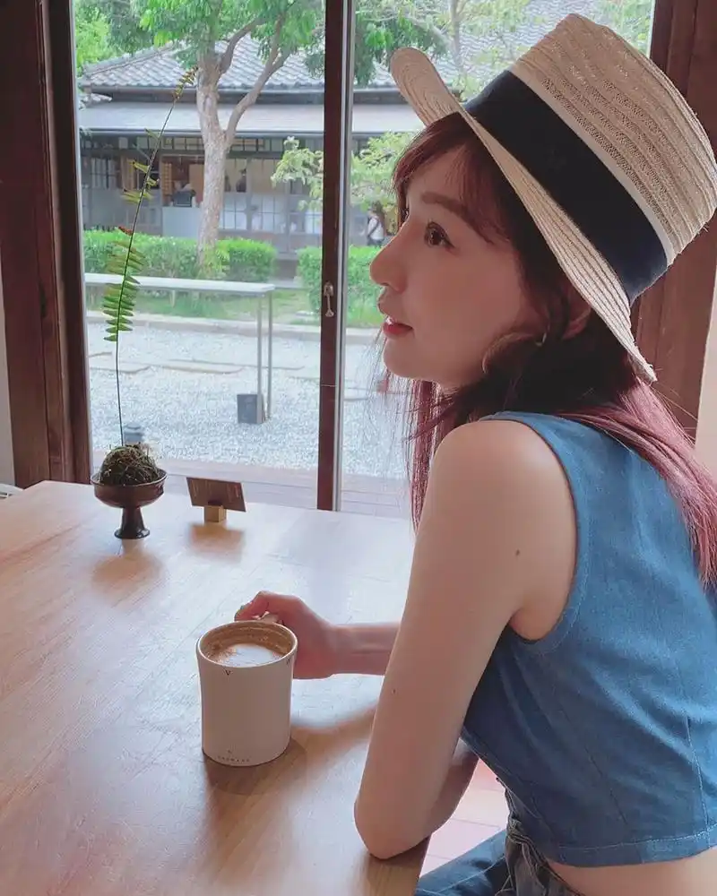 王心凌晒怼脸照睫毛浓密 梳麻花辫皮肤白嫩似少女