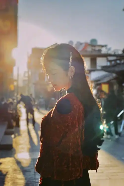 景甜精致的侧颜轮廓温婉动人,在逆光的晕影中仿佛闪耀着光芒,朦胧又