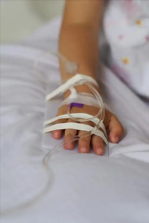 孩子感冒发烧,是吃药好还是输液好呢?