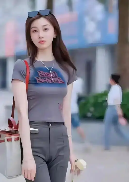 网红美女车模张芮尔昔日街拍美照,朴实无华的简单穿搭,也难掩其颜值和