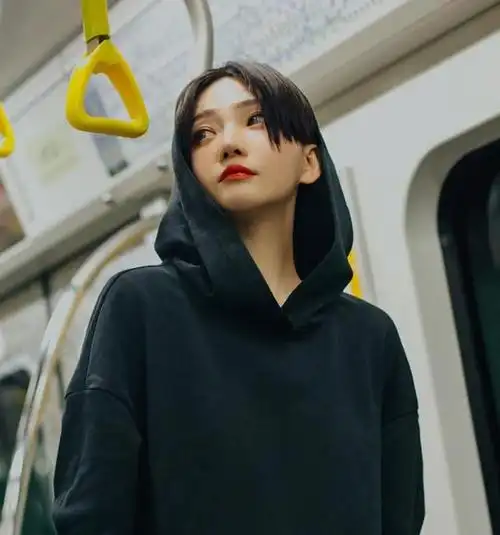 高晓松前妻夕又米街拍,气质清冷,,个性十足