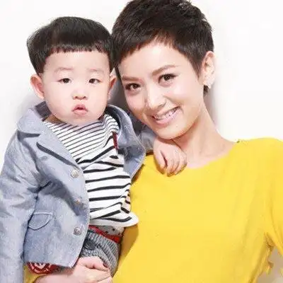 李晓峰老公曝光 一家三口获网友祝福