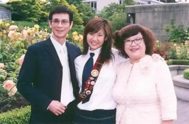 随后郑少秋的妻子官晶华也是针对此事进行回应,并表示:我们正在处理中