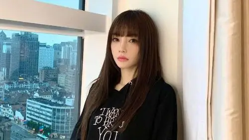 李小璐罕曝豪宅内景,衣服乱扔无人管,自称在家带娃却没甜馨身影