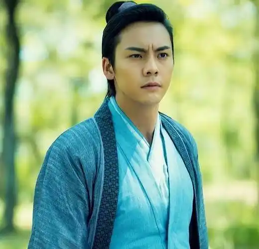 陈伟霆给好兄弟当伴郎,金丝眼镜黑西装造型,妈妈和哥哥也来了