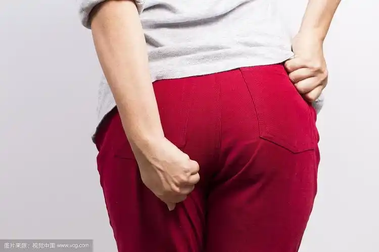 有个女人拉肚子,还拉着屁股