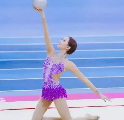 在游泳节目中,陈小纭的一出场就惊艳了在场的所有观众.
