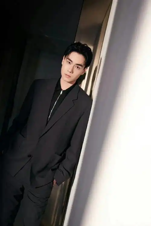 胡一天说5月即将进组##胡一天黑色西装活动图