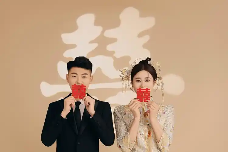 简约高级的金色秀禾婚纱照78好看不翻车