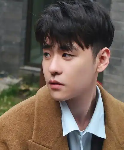 张云雷超个性装扮,不同于长袍马褂的帅气,时尚潮流很有型