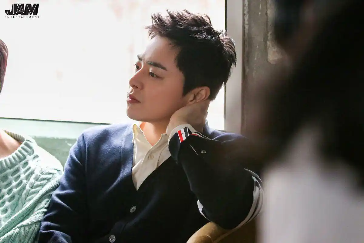 《机智的医生生活》曹政奭高清幕后照来袭 笑容温暖散发温柔绅士魅力