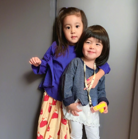 贾静雯的小女儿波妞,只有两岁却美成高级脸,长得比姐姐咘咘还萌