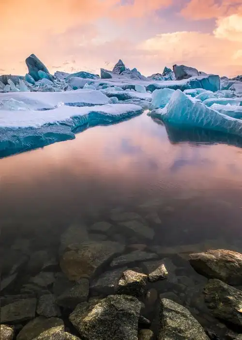 杰古沙龙冰河湖中,互相挤压碰撞的冰山如巨舰出海一般.