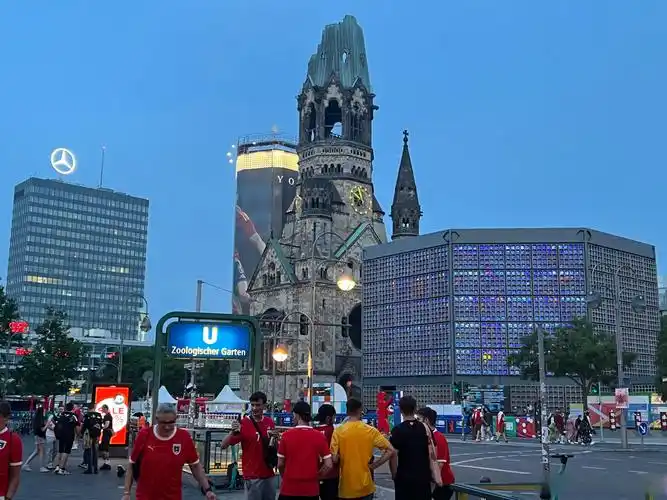 二刷柏林,每次都来去匆匆,根本来不急感受这座城市,昨天比赛结束,趁着