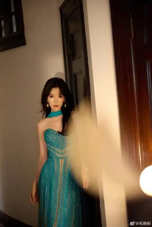 感觉毛晓彤穿上这个裙子之后真的很亮眼,在人群中也非常的突出!