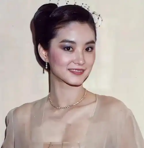 林青霞的五官像白人,所以她的五官立体感强,而且眉目重,再加上她的