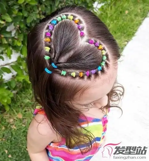 小女孩发型怎么扎好看扎起头发软萌可爱赚足眼球
