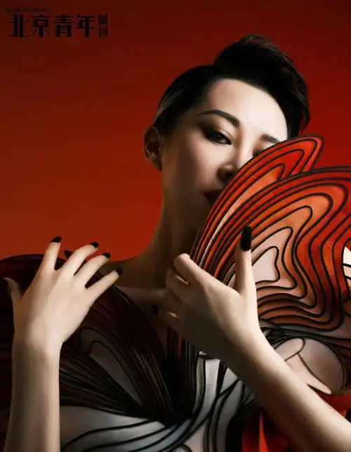 许晴亮相活动状态大好52岁面容紧致似少女项链配饰太抢眼