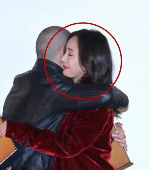 杨幂有多么讨厌霍建华从拥抱就可以看得出来了