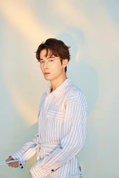 吴昊泽写真上演眼镜杀 可苏可盐狙击少女心