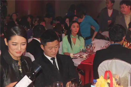 阿筎那红毯真空上阵 王姬马艳丽吴京到场祝贺