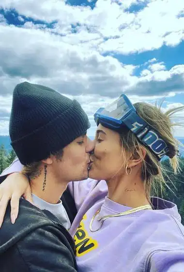 比伯米色卫衣戴兜帽休闲惬意街拍图片(5张) 比伯海莉合体亲密写真大片