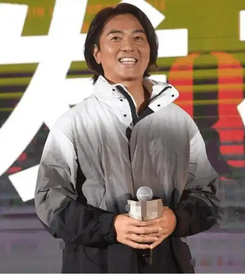 今年51岁的郑伊健(ekin cheng)在这张照片中看起来像31岁.