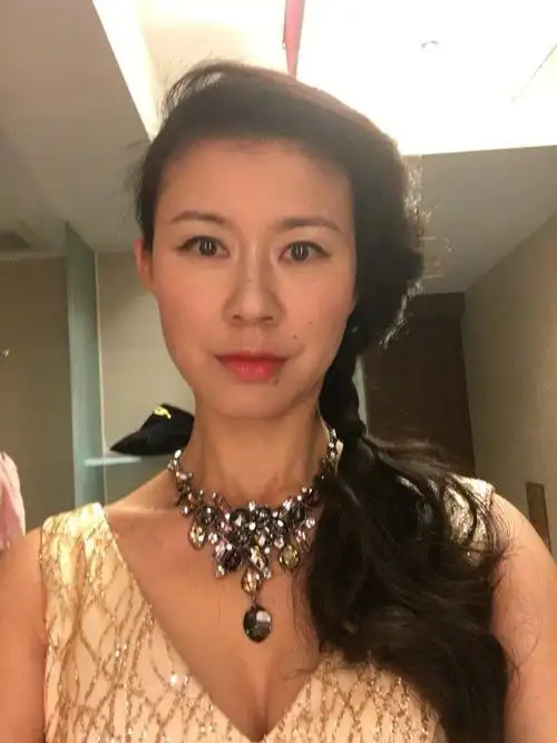 老梁梁宏达有个美艳老婆,喜欢浓妆艳抹!毕生不想生孩子!