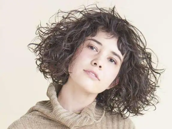 有些女生剪了短发后都喜欢把烫发也加上,因为这样更显得个性!