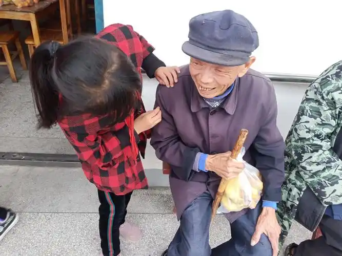 走进敬老院 关爱老人——记黄坑中心小学"走进敬老院"社会实践活动