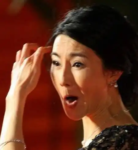 赵薇皮肤松弛下垂,皱纹满脸都是,身材也控制了很差,真的要在自己身上