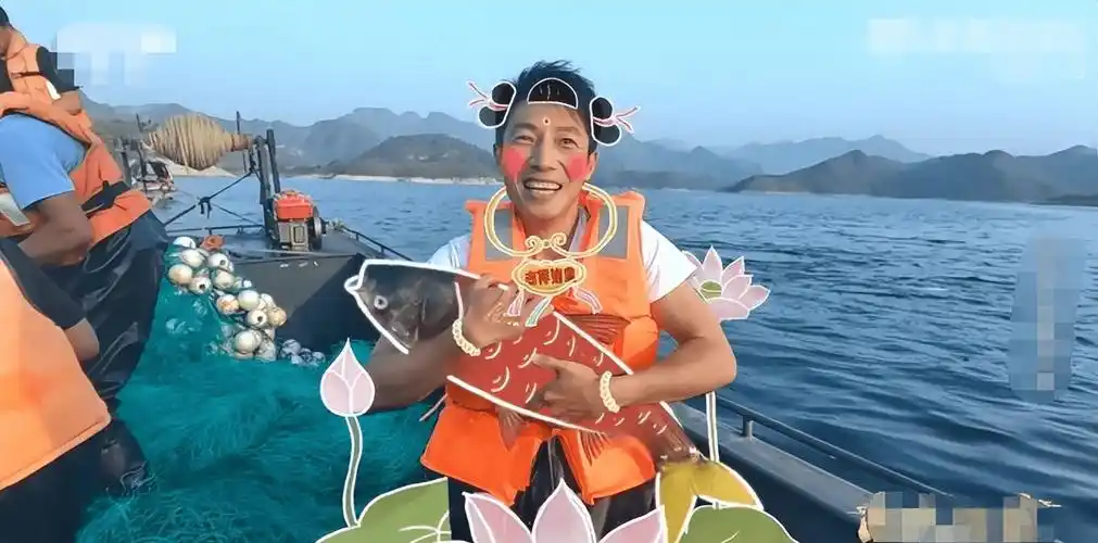 央视撒贝宁下湖撒网捕鱼,被鱼尾狂打脸好无奈,表情滑稽头发泛白_画面