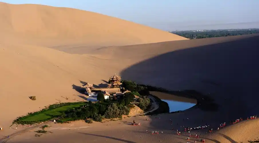 敦煌鸣沙山月牙泉